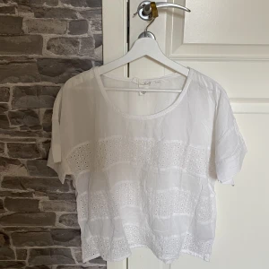 Vit blus  - Vit blus med blommigt motiv.  Köpt för 299kr, säljer för 99kr. 