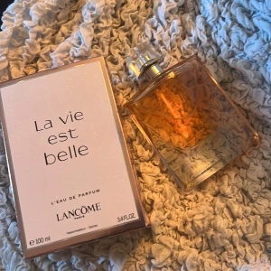 La vie est Belle  - Parfym 100ml näst intill ny enbart taget några sprut 