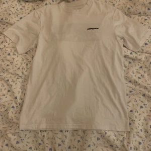 Patagonia T-shirt  - Jättesnygg patagonia T-shirt som tyvärr inte satt som jag tänkte på mig, herr S men sitter snyggt oversized på dam xs/s. Använd gärna köp nu🫶🏼