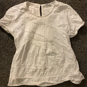 Blus - Vit blus med fina detaljer jag fyndat secondhand. Använd ett par gånger men ändå i fint skick! 