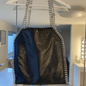 Tiamo väska! - Såå snygg tiamo väska! Kvitto medföljer och är näst intill oanvänd, därav priset! Kommer inte till användning. Priset kan självklart diskuteras vid intresse!