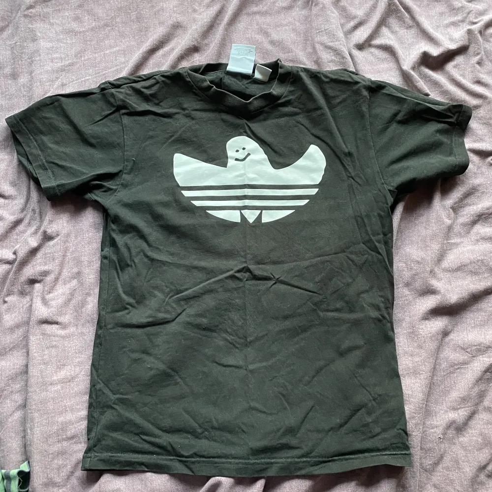 Fet adidas t-shirt från Junkyard i bra skick. Bara att skriva vid eventuella frågor!. T-shirts.