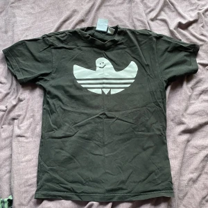 Fet adidas t-shirt - Fet adidas t-shirt från Junkyard i bra skick. Bara att skriva vid eventuella frågor!