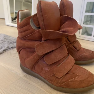 Isabel Marant skor - Säljer dessa as snygga brun/röda isabel marant skorna då det inte är min stil längre. I bra skick, köpta på sellpy där de är kontrollerade. I storlek 39 men passar mig bra som vanligtvis har 38💗💗