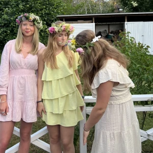 Gul klänning zara - Säker denna gula volang klänning i från zara, endast använd två gånger och är k fint skick. Skriv gärna vid frågor eller för fler bilder🌟