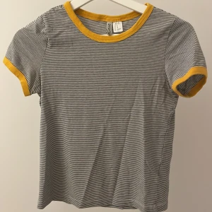 Randig/lite gul tröja - Detta är en fin t-shirt som jag fick i present för bara ngn månad sen så den är rätt så ny, säljer för det inte e min stil mer!⚡️