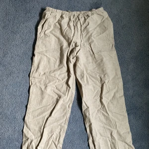Linnebyxor  - Skit snygga, beiga, vida linnebyxor från Gina Tricot! Har använt max 1 gång. 