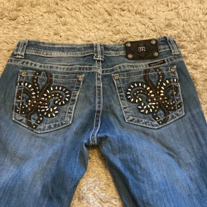 Miss me jeans - Jättesnygga Low waist miss me jeans i strl 30 som tyvärr är för stora för mig så det är därför jag säljer de💘 Innerbens längd: 83 cm, Midjemått rakt över: ca 40 cm💕 hör gärna av dig för fler bilder eller om du är intresserad 💕