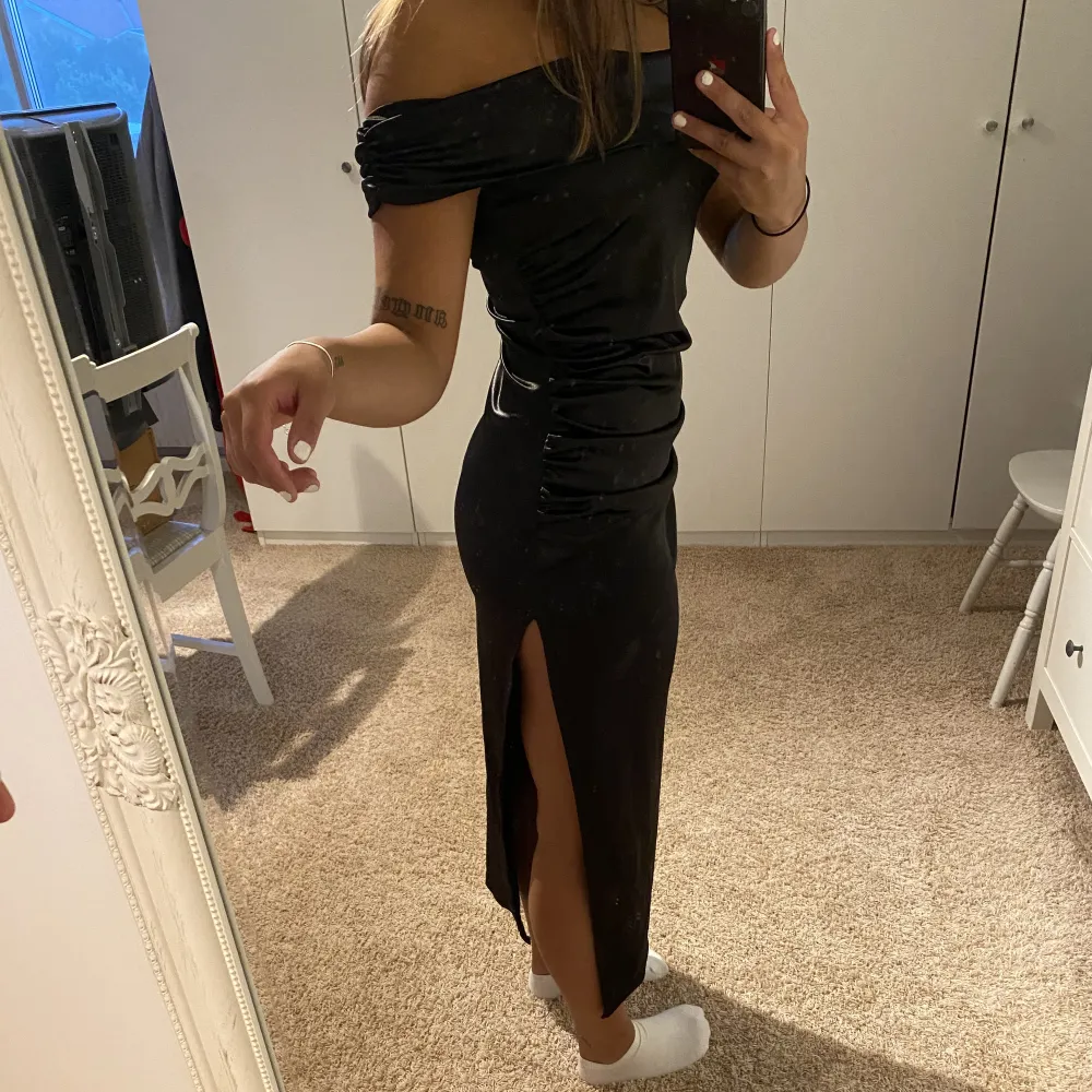 En svart långklänning som kan användas som både aftonklänning och balklänning! Superfin men kommer ej till användning. Storlek S🥰💕. Mekot.