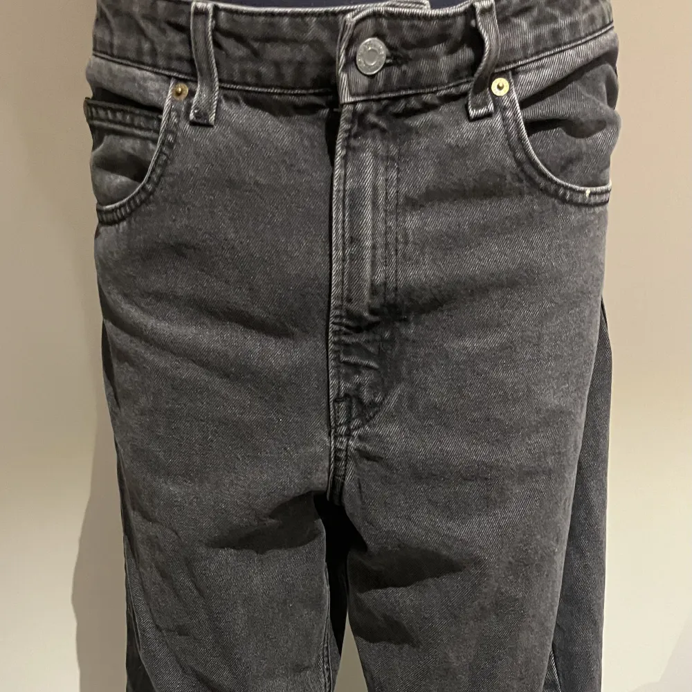 Jeans från HM, super sköna men passa inte mig perfekt, men rekommenderars. Funkar snyggt på både tjejer och killar!😍😽🤩 Storlek :42  Säljer för : 169kr. Jeans & Byxor.