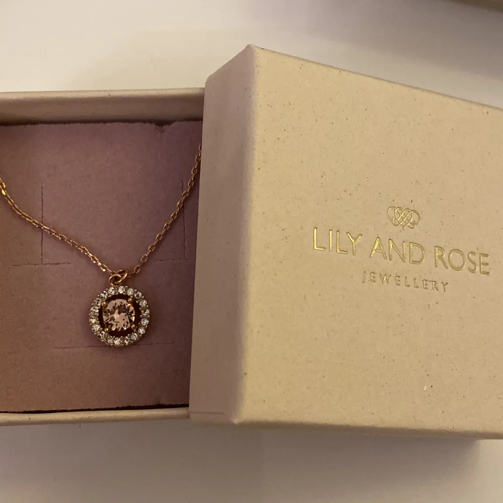 Lily and rose halsband i rose med ljusrosa sten. Använd fåtal gånger i fint skick. Accessoarer.