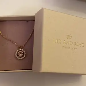 Lily and rose halsband i rose med ljusrosa sten. Använd fåtal gånger i fint skick