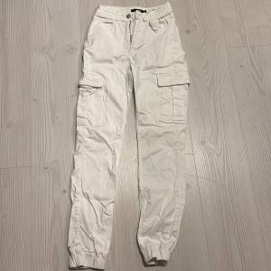 Cargopants från BikBok i vit, stl 34. Inga fläckar, missfärgningar eller defekter! Lite tajtare i modellen. 