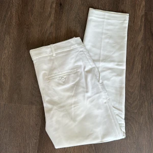 Vita kostymbyxor - Helt nya och oanvända kostymbyxor från Mango.   Rensar ur min garderob med för mycket som hänger oanvänt 🌼 Kika och se om du ser något mer i min profil som du gillar så skickar jag med det till dig också!😊 