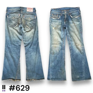 true religion jeans 629 - baggy flared truey jeans i modellen Joey💜innerben, 80cm💜ytterben, 102cm💜midja rakt över, 40cm💜benöppning, 25cm💜flaws, fläckar på höger ben:)