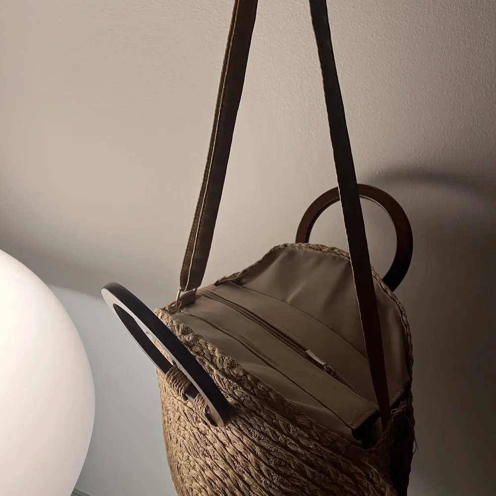Fin sommarväska, handgjord från Palma.  Nytt skick, både invändigt och utvändigt.. Väskor.