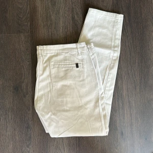 Beige byxa  - Helt nya och oanvända byxor i beige från Lager 157.   Rensar ur min garderob med för mycket som hänger oanvänt 🌼 Kika och se om du ser något mer i min profil som du gillar så skickar jag med det till dig också!😊 