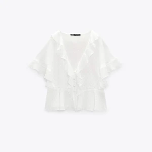 Zara blus - Jättefin vit blus helt i nyskick med prislapp kvar, helt slutsåld på hemsidan. Köpt för 260kr