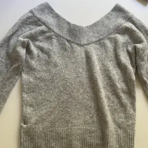 Säljer denna jätte fina gråa stickade tröja! Skulle kalla den v ringad ❤️ lappen är tyvärr bortklippt men den är från H&M! Skulle säga att den är i strl XS-M! Pris kan diskuteras 