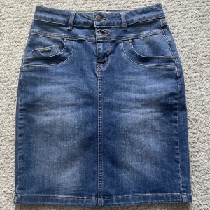 Jeanskjol  - jeanskjol från isay säker för att den inte kommer till användning står ingen storlek men passar xs/s