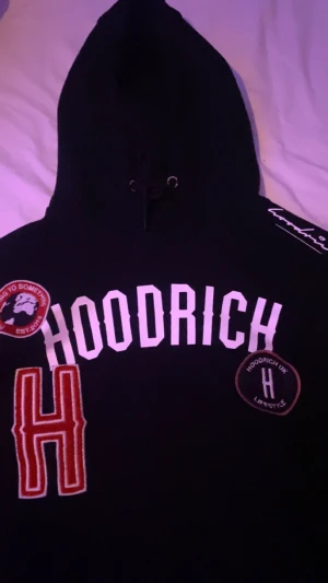 hoodrich hoodie - storlek xs, i väldigt bra skick har en ficka på ärmen köpte den för 500kr ish, kmr höja priset ifall de fler som ska köpa