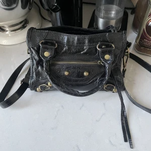 Väska - Säljer denna fina väska som jag köpte på en butik i Frankrike. Nypris 650kr, säljer för 300, men pris kan diskuteras. Välanvänd väska men fortfarande fint skick💕