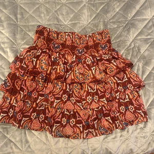 röd kjol - Säljer min jätte fina kjol från Lindex❤️