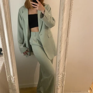 kostymset strl xs-s - så så fint kostymset i mint grön, oversized kavaj med breda kostymbyxor till💚 byxorna är långa på mig som är 170, men de går att sy upp lätt, kan göra det innan den skickas om det skulle va så🥰 nypris: 1100kr