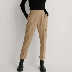 Byxor med fickor  - Oanvända byxor med etiketter tovar 