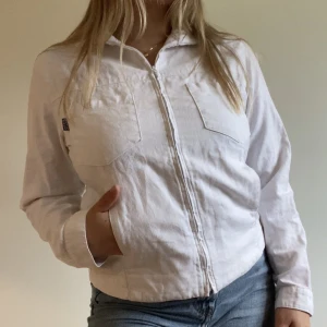 Linnejacka  - Jacka i 45%bomull 55% linne. Väldigt fint skick. Pris är diskuterbart vid snabb affär! 💖 är str 38 men passar nog xs-m beroende på hur man vill att den ska sitta. 😊 Köparen står för frakten. 