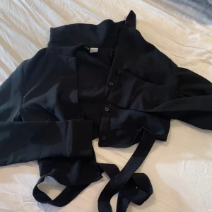 Croppad skjorta - Jättefin skjorta med snörning baktill, den har tyvärr blivit för liten för mig.