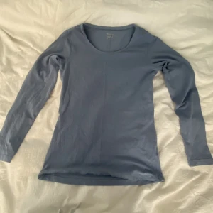 Blå långärmad - Använd cirka 4 gånger, så i bra skick💖