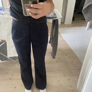 kostymbyxor - mörk köpa kostymbyxor från hm i super fint skick! kommer inte till användning längre💓