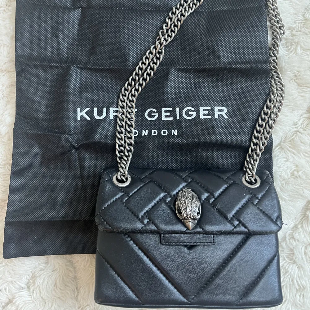 Intressekoll på min supersnygga Kurt Geiger väska🤍det är den minsta modellen. Helt i nyskick och inga defekter. Nypris är 3000kr. Köparen står för frakten!🤍. Accessoarer.