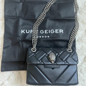 Kurt Geiger väska - Intressekoll på min supersnygga Kurt Geiger väska🤍det är den minsta modellen. Helt i nyskick och inga defekter. Nypris är 3000kr. Köparen står för frakten!🤍