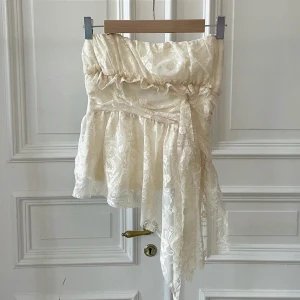 Spetstopp från Ateljé Flora  - Otroligt fin topp i spets från Ateljé Flora! Storlek S 💗 Aldrig använd, säljer p.g.a tyvärr lite för stor för mig. 