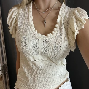 Topp - Stickad tshirt från zara med volanger på axlarna 💕