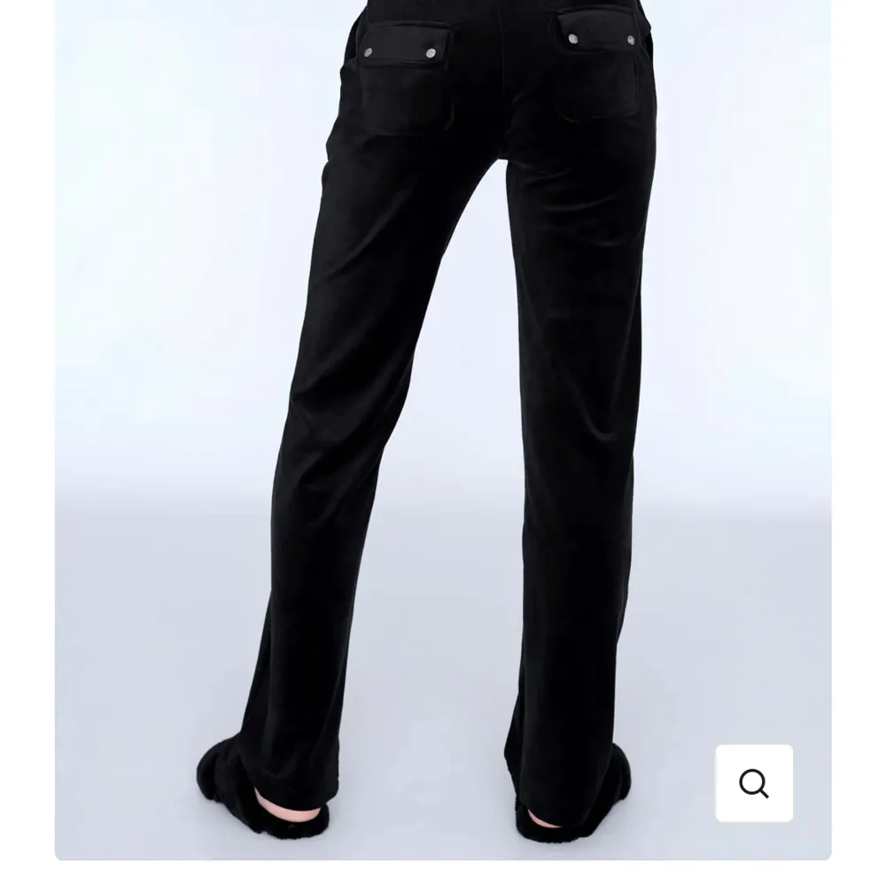 Juicy byxor, en silver sak på snöret har gått av (se sista bilden) annars inga fel på byxorna . Jeans & Byxor.