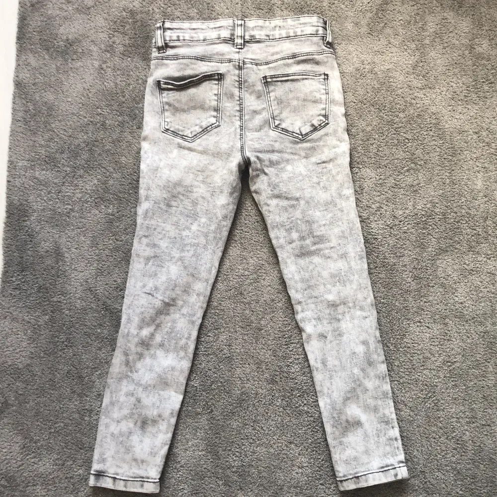 De är ett par gråa jeans som har blivit använd några ggr det finns inga hål.. Jeans & Byxor.