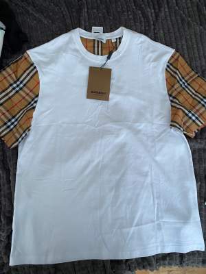 Detta är en 1:1 Burberry T-shirt i Strlk M  Kondition 10/10 (du hittar inte än bättre)