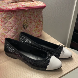 Ballerinaskor  - Oanvända ballerinaskor från hm💖