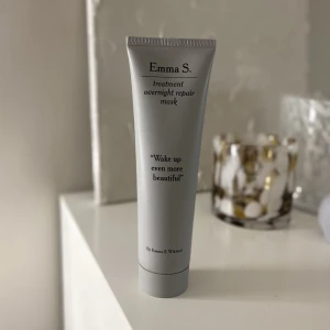 Emma S ansiktsmask/kräm - Ansiktsmask från Emma S. Du har den som en ansiktmask under natten, ger fukt, minskar chansen för finnar och rödhet. Nypris 370kr. Testad