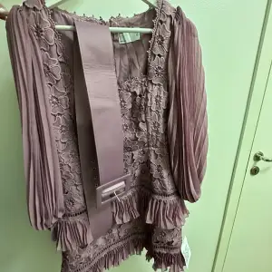 En helt ny lila klänning från asos 
