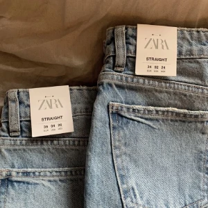 zara jeans - ljusblå straight jeans från zara i storlek 34 🫶aldrig använda med lappen kvar. pris kan diskuteras