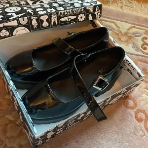 Mary Janes - Snygga Mary Janes högsula skor som jag säljer för jag inte använder. De är använda typ 5 gånger men jag tvättar innan de skickas! De är från koi footwear och köptes för 500kr. De är storlek 40 men är stora i storleken!