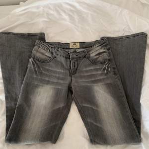 Jättefina jeans som inte är min stil längre, står storlek M men passar även XS- S om man inte vill att dom sitter lika tajt!💕