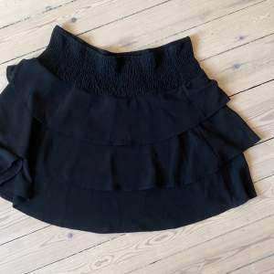 Volang kjol från Vero Moda storlek large 