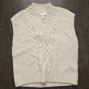 Stickad väst HM - Stickad väst från HM. Nytt skick, endast använd 1 gång. I storlek 34 passar även 36. 