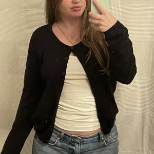 Svart kofta - Finns kvar en extraknapp på lappen på insidan ifall någon av knapparna skulle lossna! 