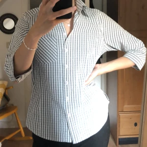 Trekvarts-skjorta  - Skjorta från märket cecil i strl S, tyget är bäckebölja så den är verkligen superfin och bra kvalitet 🪢